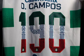 De verde, blanco y rojo se pintará este mes de septiembre la playera del Club Santos Laguna. (ESPECIAL)