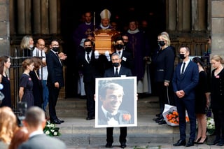 El funeral de Jean-Paul Belmondo, uno de los actores más importantes del último siglo en Francia, se celebró este viernes en la iglesia parisina de Saint-Germain-des-Prés, en lo que fue la última despedida al intérprete. (EFE) 
 