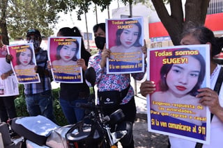 Familiares, amigos y vecinos de la joven de 20 años se manifestaron en la Plaza Mayor de Torreón. (ÉRICK SOTOMAYOR) 