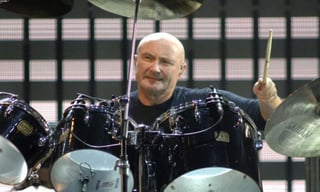 A sus 70 años, el legendario rockstar británico, Phil Collins, quien está a punto de iniciar la gira de despedida de su banda Genesis, admite que no puede volver a tocar el instrumento que lo encumbró y ni siquiera sostener las baquetas, compromiso que delega en su hijo Nicholas, de 20. (ESPECIAL) 