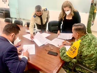 Autoridades municipales y militares formalizaron la firma de la escritura del terreno donde se construirá el cuartel de la GN. (EL SIGLO DE TORREÓN / MARY VÁZQUEZ) 
