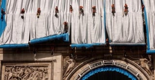 Un equipo de 140 obreros, entre los cuales 95 son especialistas en descolgarse con cuerdas, iniciaron este domingo el despliegue del tejido con el que va a estar empaquetado el Arco de Triunfo de París tal y como lo había concebido el artista Christo, ya fallecido.