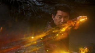 “Shang-Chi and the Legend of the Ten Rings” se mantuvo en la cima de la taquilla, y recaudó 35.8 millones de dólares en ventas de entradas en Norteamérica en su segundo fin de semana en las salas de cine, según las estimaciones del estudio difundidas el domingo.