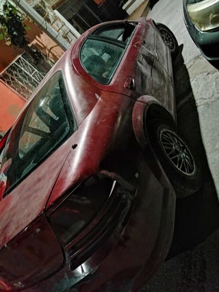 El taxi se impactó contra un Dodge Stratus color rojo. (EL SIGLO DE TORREÓN)