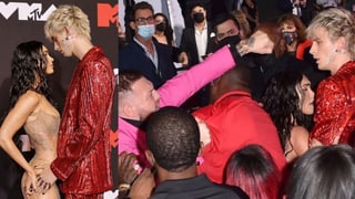Megan Fox acaparó la atención de todos al llegar al Brooklyn Barclays Center de Nueva York para la edición 2021 de los MTV Video Music Awards al acudir al evento en un ajustado vestido transparente que dejó poco a la imaginación. (ESPECIAL) 