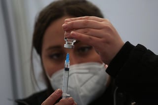 Chile, uno de los países con la mayor tasa de vacunación del mundo y donde la pandemia está estabilizada, comenzó este lunes a inocular con la china Coronavac a los menores de entre 6 y 12 años. (ARCHIVO) 
