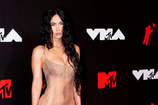 Luego de posar en la alfombra roja de los Video Music Awards de MTV con un 'naked dress', la actriz Megan Fox se ha convertido en tendencia de las redes este lunes. 