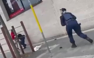 El hombre atacó a un tercer oficial tras haber sido arrestado (CAPTURA)