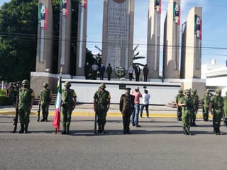 El homenaje se llevó a cabo el día de ayer en el Monumento a los Niños Héroes en el bulevar Miguel Alemán de Gómez Palacio. (EL SIGLO DE TORREÓN)
