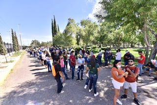 Ayer hubo gran demanda en la sede de vacunación anti-COVID del Bosque Urbano de Torreón, donde se estimó aplicar alrededor de 5 mil dosis de AstraZeneca a la población de 18 a 29 años de edad. (ÉRICK SOTOMAYOR)