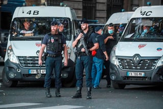 El acusado clave en el juicio por los ataques terroristas de 2015 en París declaró el miércoles que los atentados fueron en represalia por los ataques aéreos de Francia contra el grupo Estado Islámico, y que la muerte de 130 personas inocentes no fue “nada personal”, al reconocer su papel por primera vez. (ARCHIVO) 
