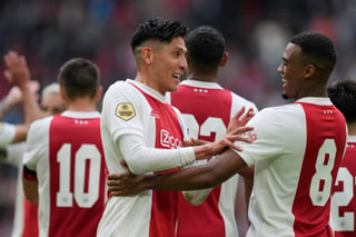El mexicano Edson Álvarez es felicititado por Ryan Gravenbergh (8) tras anotar un gol para el Ajax contra Vitesse en un partido de la liga holandesa jugado en Ámsterdam el 29 de agosto del 2021. (AP Photo/Peter Dejong)