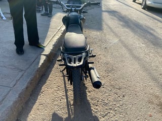 Ciclista acaba en el hospital luego de ser impactado por un motociclista en calles de Gómez Palacio. (EL SIGLO DE TORREÓN)
