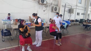 Se atiende a personas que recibieron la primera dosis de la farmacéutica Pfizer, incluso se atiende a los del municipio de Torreón. (EL SIGLO DE TORREÓN)