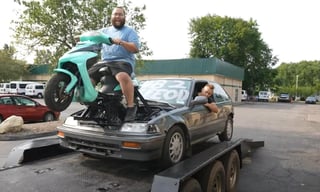 El automóvil que funciona con una moto pegado a él, es obra de los dueños del canal 'Life OD' en YouTube, quienes se especializan en fabricar 'inusuales' modificaciones para vehículos (CAPTURA) 