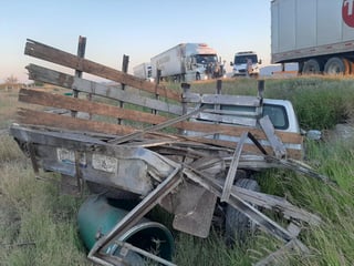 Conductor de camioneta muere al sufrir volcadura sobre la carretera Gómez Palacio-Durango. (EL SIGLO DE TORREÓN)