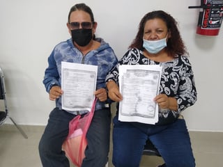 Alberto y María Elena acudieron hace unos días al Sistema DIF municipal de Torreón para registrar a su hijo 'Nata' que está próximo a cumplir 18 años de edad. (ANGÉLICA SANDOVAL)