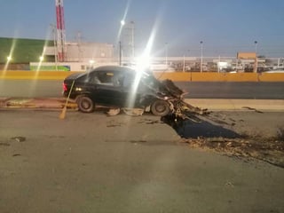 El conductor perdió el control del volante y se impactó contra el muro de contención de un puente vehicular. (EL SIGLO DE TORREÓN)