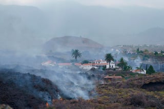 La lava lanzada por la erupción volcánica que comenzó el domingo en la isla española de La Palma cubre 103 hectáreas de terreno y ha destruido 166 viviendas y otros inmuebles. (EFE) 
