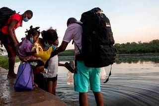 Cerca de 13,000 migrantes irregulares, en su mayoría de Haití, quedaron retenidos por las autoridades estadounidenses. (EFE)