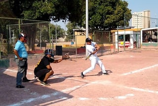 Tronaron los bates en la Liga de Softbol de Bola Lenta “Francisco Ramírez López”, cuya décima jornada resultó una auténtica explosión de dinamita y los pitchers sufrieron prácticamente en todos los juegos. (ESPECIAL)

