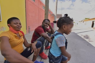 Desde ayer se comenzaron a recibir a migrantes haitianos en el Centro de Día para Migrantes 'Jesús Torres' de la ciudad de Torreón. (ÉRICK SOTOMAYOR)