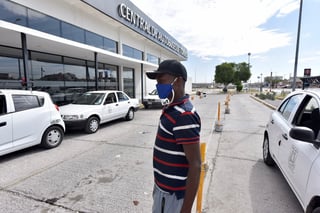 Del sábado a la fecha han arribado decenas de inmigrantes de Haití a la ciudad de Torreón; ayer había alrededor de 20 en la Central Camionera. (ÉRICK SOTOMAYOR)