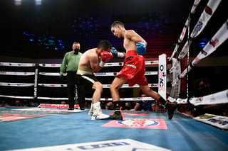 El boxeador regiomontano, Luis “El Varano” Viramontes, derrotó por nocaut técnico al capitalino Alberto Sotelo, en combate de peso Gallo en función que se disputó en la Arena José Sulaimán de Nuevo León. (CORTESÍA)
