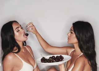 Luego de presumir su amistad en los MTV Video Music Awards, Megan Fox y Kourtney Kardashian posaron juntas de manera sensual para la última campaña de Skims, la marca de ropa interior de Kim Karadashian.