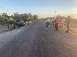 Se impactan autos en poblado de Gómez Palacio; uno terminó dentro de canal de riego vacío. (EL SIGLO DE TORREÓN)