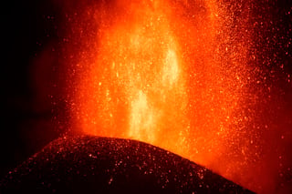 El volcán de la isla española de La Palma presenta una nueva boca eruptiva y una mayor explosividad, lo que ha obligado este viernes a evacuar a los vecinos que aún permanecían en tres de las zonas más amenazadas. (ARCHIVO) 
