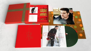 El álbum de Michael Bublé Christmas celebrará en este 2021 el décimo aniversario de fenomenal éxito de su mega producción navideña a lo grande, con el anuncio de que se lanzará un paquete actualizado de música y sorpresas navideñas que se alojarán en un nuevo Super Deluxe Limited Edition Box Set. (ESPECIAL)
