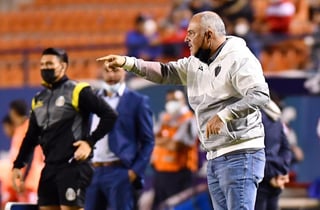 El Necaxa informó este viernes en sus redes sociales el despido del entrenador Guillermo Vázquez, quien el jueves firmó la cuarta derrota en fila del equipo en el torneo Apertura 2021 mexicano al caer por 1-0 ante el Pachuca. (ARCHIVO) 
