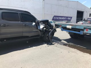 Una camioneta de reciente modelo se impactó contra un remolque que transportaba acero en la colonia Magdalenas de la ciudad de Torreón, una persona resultó lesionada en los hechos. (EL SIGLO DE TORREÓN) 
