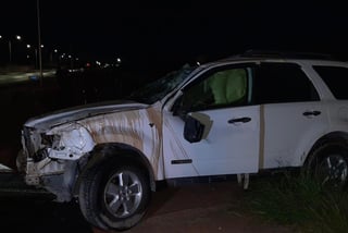 Una camioneta terminó volcada dentro de un canal de riego a espaldas de la colonia El Fresno de la ciudad de Torreón, la conductora del vehículo se encontraba en estado de ebriedad, dos menores que viajaban a bordo resultaron ilesas.
