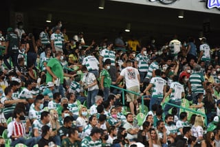 Los aficionados de Santos que acudieron ayer al estadio Corona salieron molestos tras la derrota ante Rayados. (ERICK SOTOMAYOR)