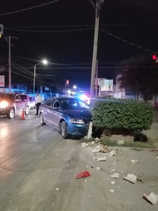 El vehículo se impactó contra una jardinera en la zona Centro de la ciudad de Torreón.