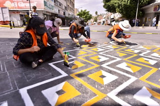 Los 11 equipos ganadores del concurso 'Manos a la Cebra' intervinieron ayer distintos pasos peatonales en el sector Alianza.