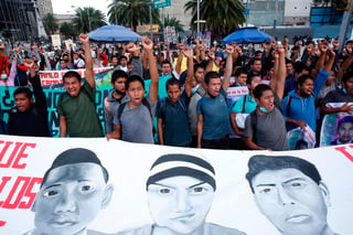 Familiares y amigos de los 43 normalistas de Ayotzinapa protestan a siete años de su desaparición, en calles de Ciudad de México. (ARCHIVO) 