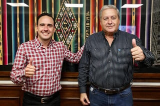 El alcalde Manolo Jiménez y el entrante, José María Fraustro Siller se reunieron anoche en la presidencia municipal. (TWITTER)