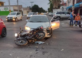 Conductor de automóvil choca contra motociclista en calles del Centro de Gómez Palacio. (EL SIGLO DE TORREÓN)