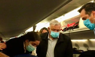 López Obrador usa cubrebocas como todos los pasajeros del vuelo AM 2062 y viaja acompañado de su equipo de Ayudantía. (ESPECIAL)