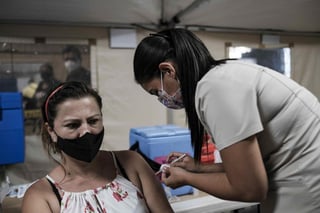 El Gobierno de Costa Rica anunció este martes que la vacuna contra la COVID-19 será obligatoria para todos los empleados públicos y además facultó a los patronos privados a exigirla a sus trabajadores. (ARCHIVO) 
