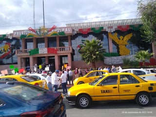 Fue alrededor de las nueve de hoy que alrededor de 60 unidades de taxi se dieron cita en la instaciones de la dependencia municipal ubicada en la calle Francisco Coss.

