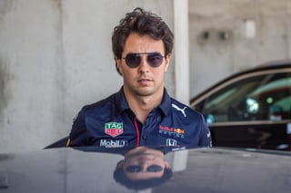  El mexicano Sergio Pérez, de la escudería Red Bull en la temporada 2021 de la Fórmula Uno, ganó una demanda por 2,8 millones de dólares a la Petrolera estatal Pemex por haber incumplido un acuerdo para patrocinarlo. (ARCHIVO)