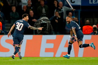 El París Saint-Germain se abonó a la eficacia, a guardar la ropa ante el chaparrón del Manchester City y esperar a que los fogonazos de sus estrellas le dieran la primera victoria europea, por 2-0, que revalida el buen inicio de temporada que está protagonizando. (EFE) 
