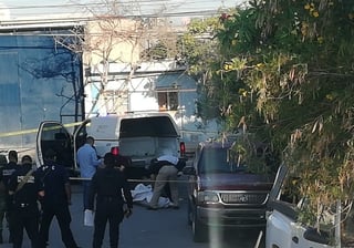 Embolsado, con un surco en el cuello y con los pies atados a la llanta de una camioneta estacionada fue localizado el cadáver de un hombre en Gómez Palacio. (EL SIGLO DE TORREÓN)