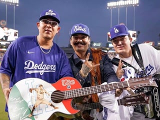 Los Dos Carnales aparecieron la noche del martes en el estadio del equipo de beisbol Los Ángeles Dodgers junto al lanzador mexicano Julio Urías. (ESPECIAL)