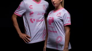 Presenta Santos Laguna su uniforme rosa de octubre 2021. (ESPECIAL)