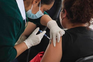 En un panorama en el que probablemente se necesitará aplicar más dosis, México necesita ampliar y adaptar su capacidad instalada para la producción de inmunizantes contra el COVID-19, advierte un informe de la Unesco. (ARCHIVO) 

 